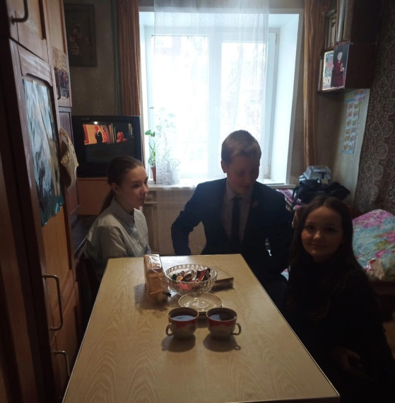 ВО &quot;Пульс&quot; (5 школа) и ВО &quot;Добро&quot; (15 школа) посетили ветерана, блокадницу Дамшину Анну Васильевну..